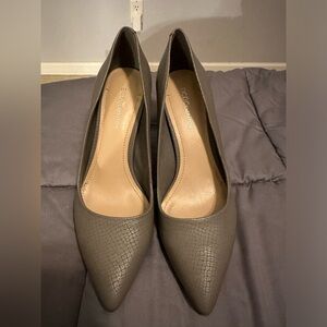 BCBG pumps 8.5W